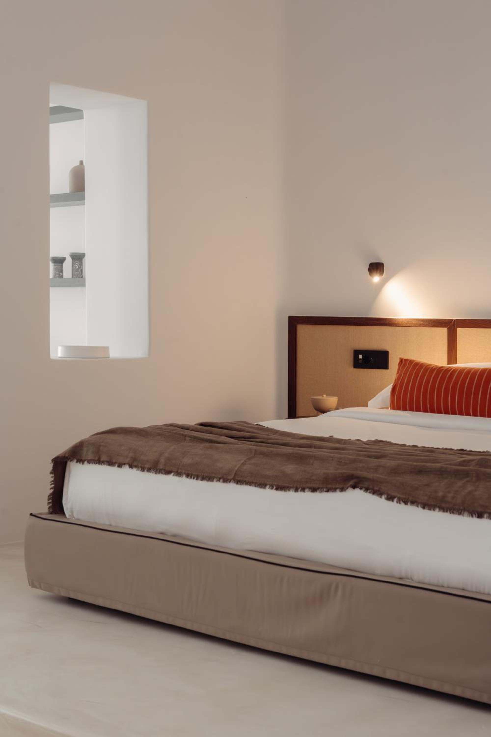Del Sol Suite: the bed, with a niche in the wall above