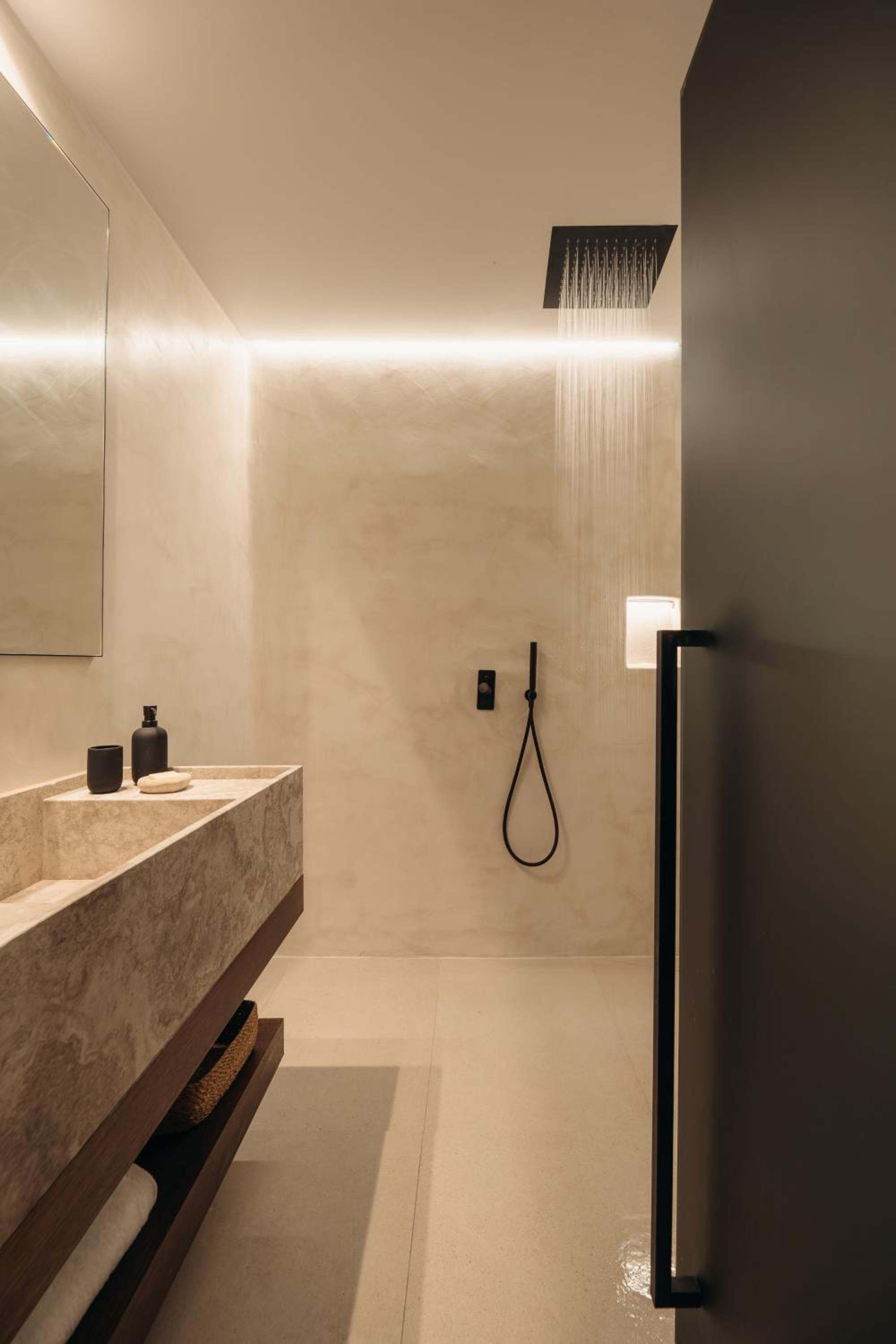 Del Sol Suite: the bathroom, with a stone basin and walk-in shower