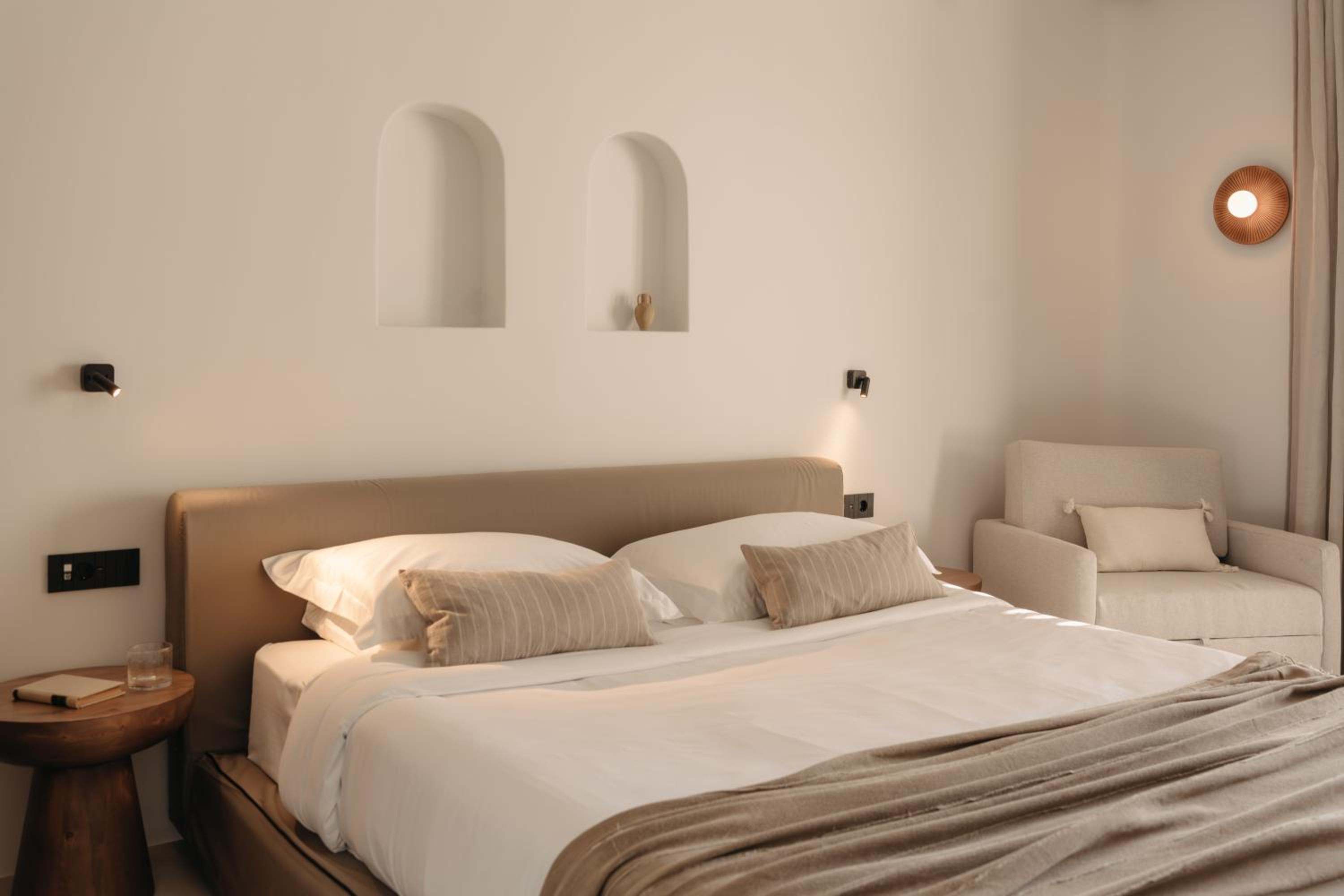 Junior Suite with Outdoor Hot Tub: a double bed beneath two arched niches