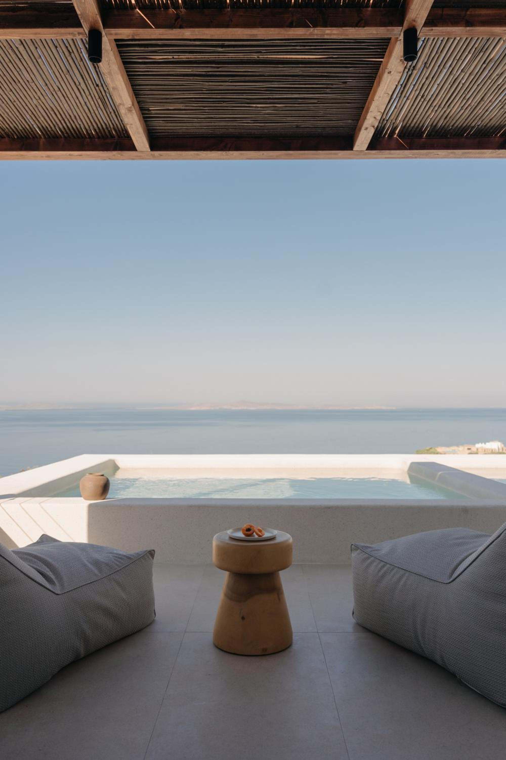 Junior Suite with Private Pool: the pool seen from under the pergola, with the horizon beyond