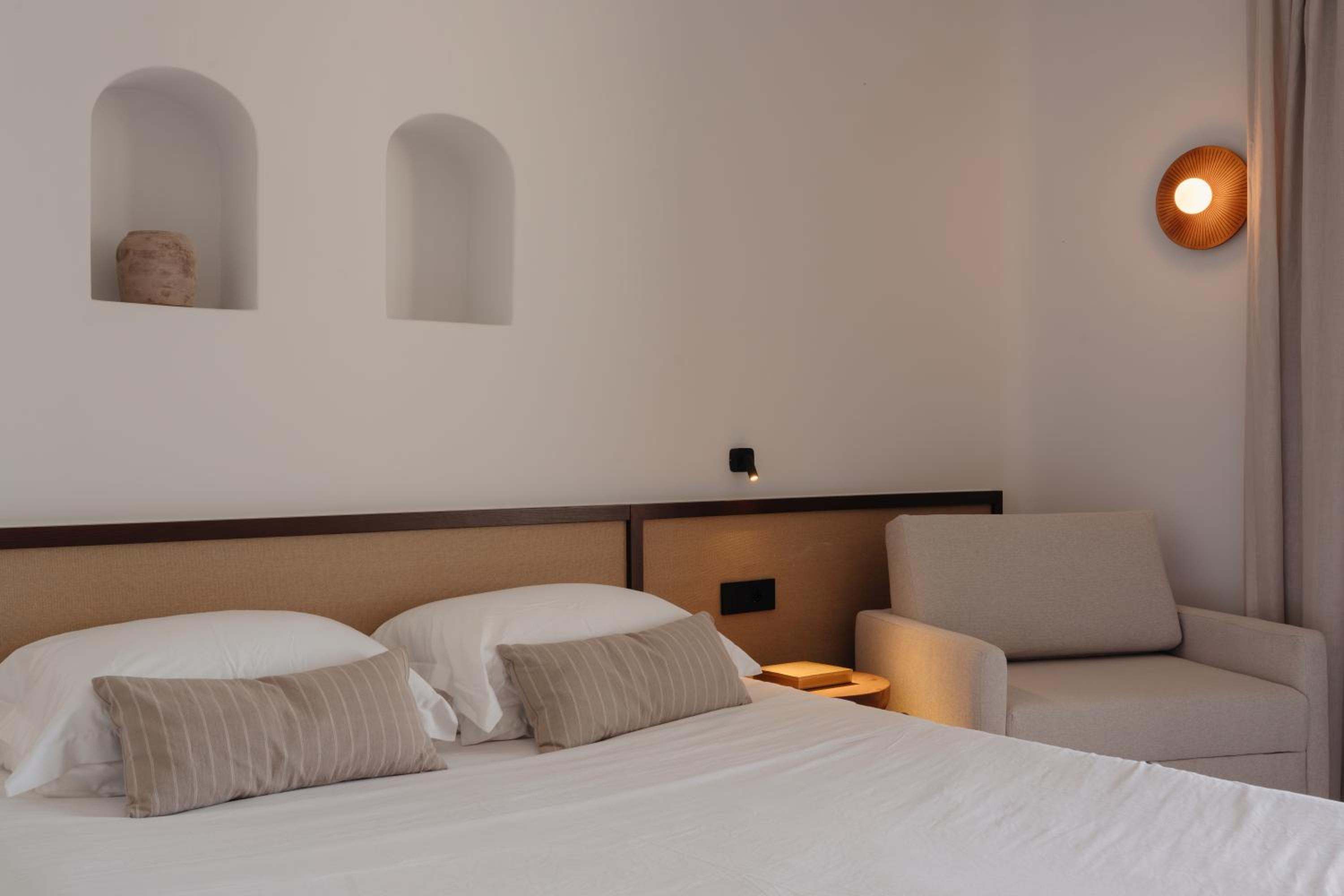 Junior Suite with Private Pool: a double bed and an armchair