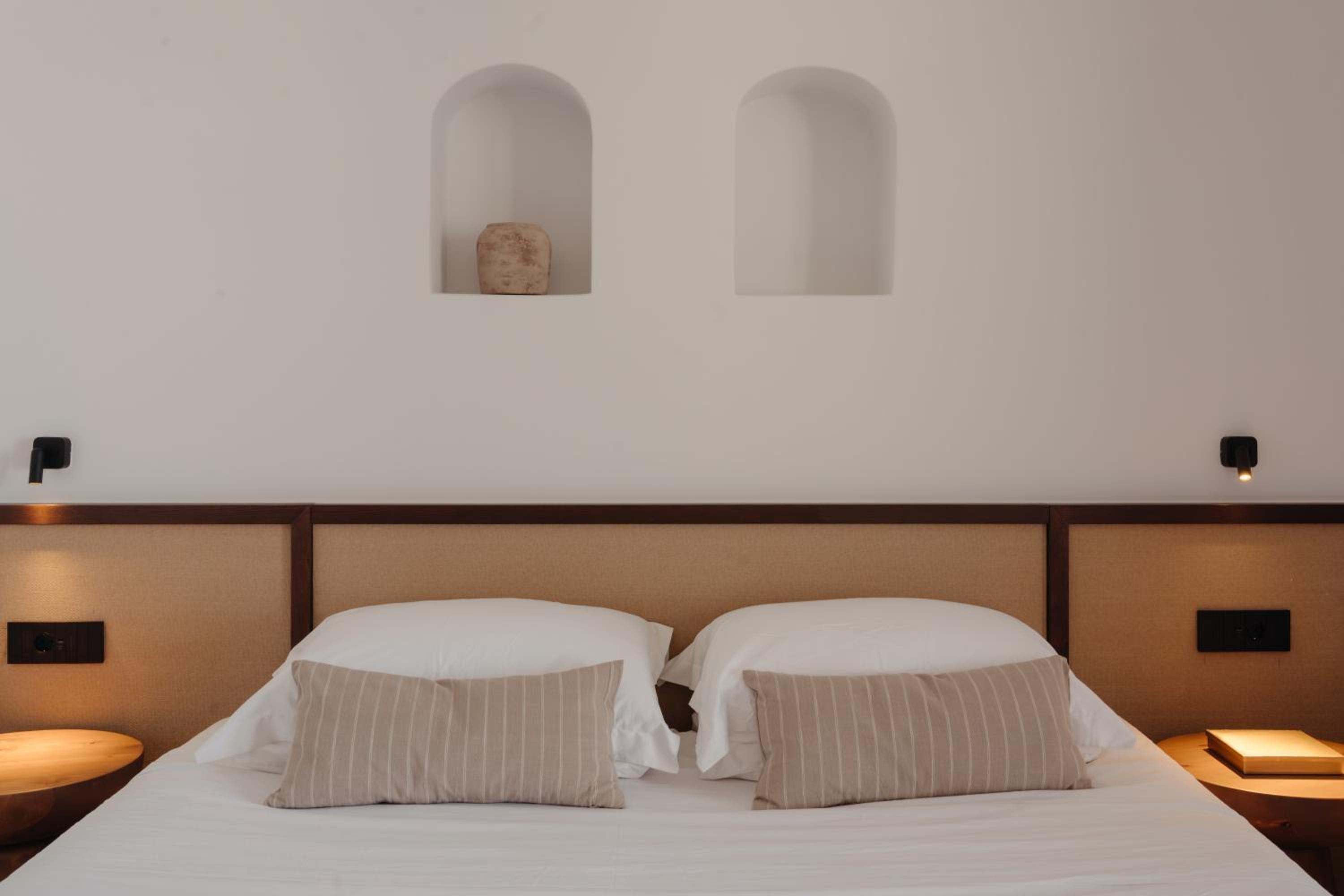 Junior Suite with Private Pool: the bed beneath two arched niches
